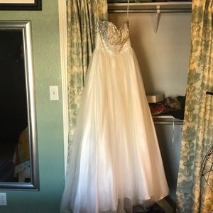 Beautiful dress! Worn one time!